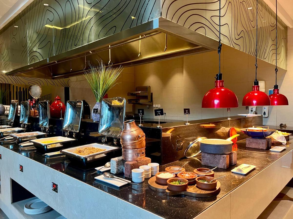 מלון Radisson Collection Muscat, Hormuz Grand מראה חיצוני תמונה A buffet at a hotel