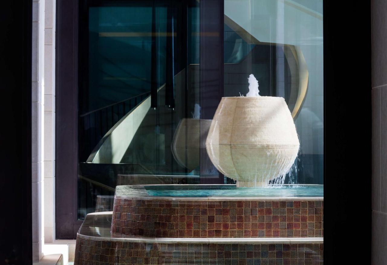 מלון Radisson Collection Muscat, Hormuz Grand מראה חיצוני תמונה Fountain at the entrance of the hotel